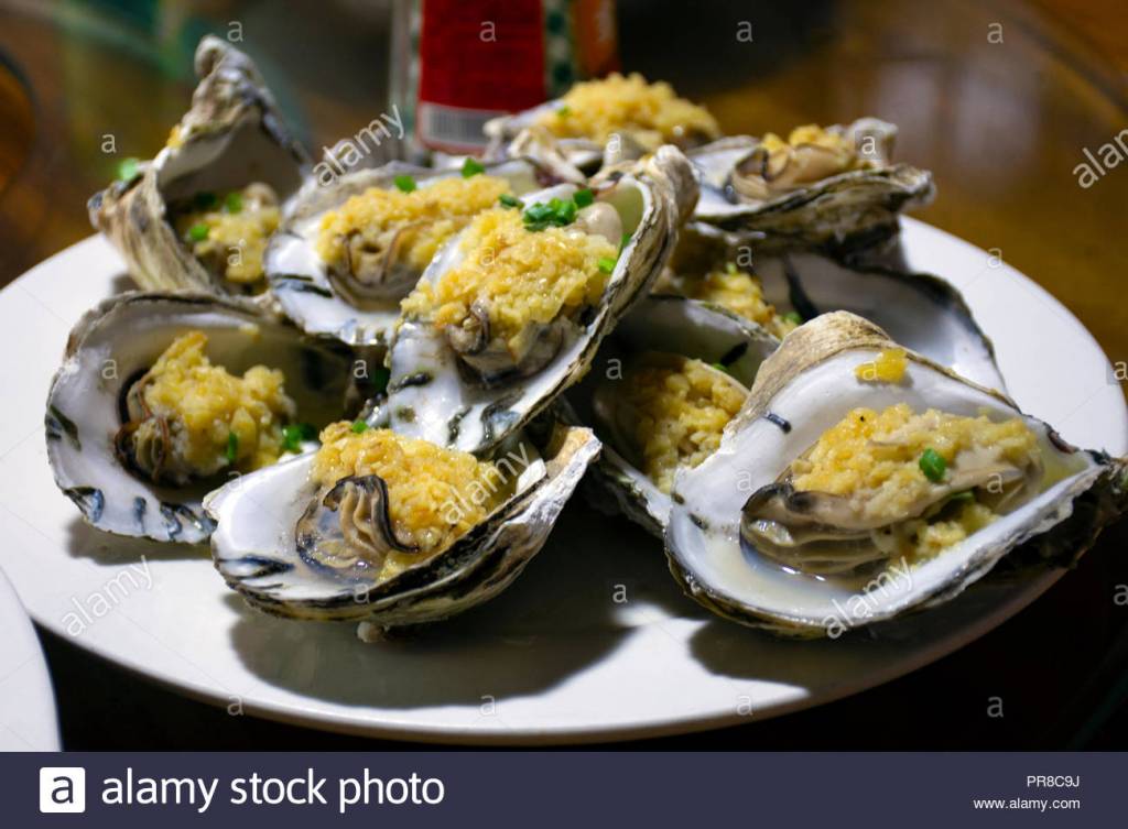 oysters-served-on-a-restaurant-inside-the-seafood-market-in-haikou-hainan-island-china-PR8C9J